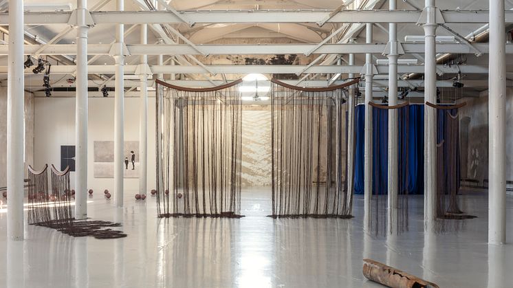 Installationsvy Okänt Land, Laleh Kazemi Veisari, Beckers konstnärsstipendium 2022, Färgfabriken