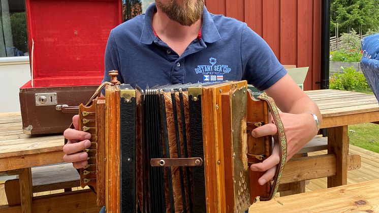 Skidsporten i Sverige har historiskt förknippats med nationell identitet, manliga hjälteideal och kroppsarbete i skogen. Isak Lidström har följt de samiska spår som förbisetts i skidsportens kulturhistoria.