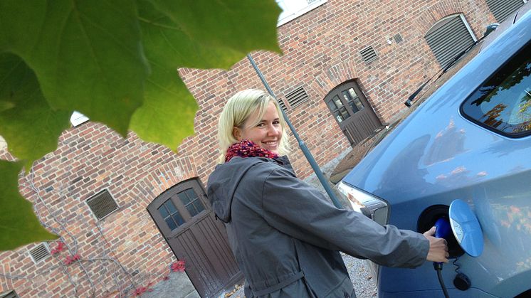 Studenten Johanna Johansson laddar sin bil med el.