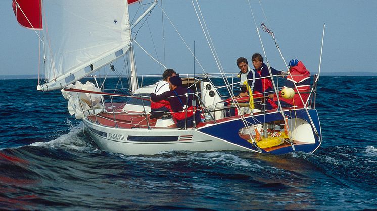 HALF TON CUP 1983: I 1983 seilte kronprins Harald båten «Fram VIII» i VM på Hankø. I år deltar den 40 år gamle båten i et historisk norgesmesterskap.
