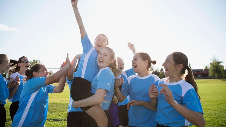 Craft & Always vill få fler unga tjejer att fortsätta idrotta genom kampanjen #LikeAGirl