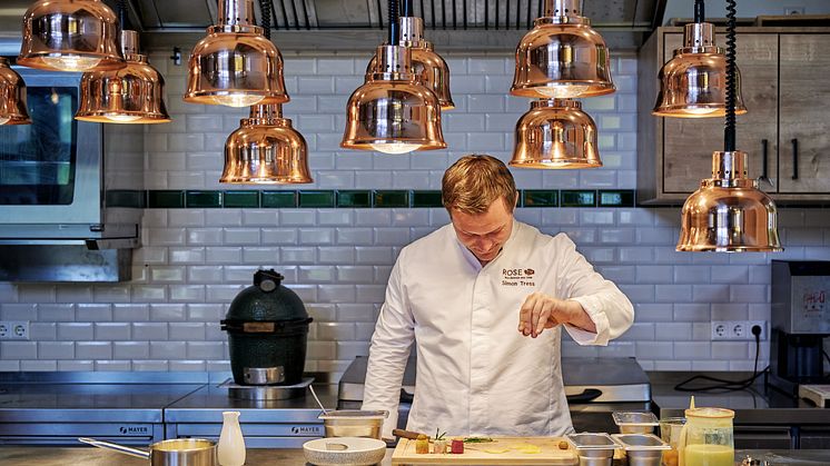 Hayingen: Koch Simon Tress bereitet Essen zu im Bio-Hotel-Restaurant ROSE 