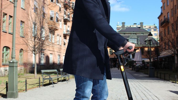 Mikael på elsparkcykel