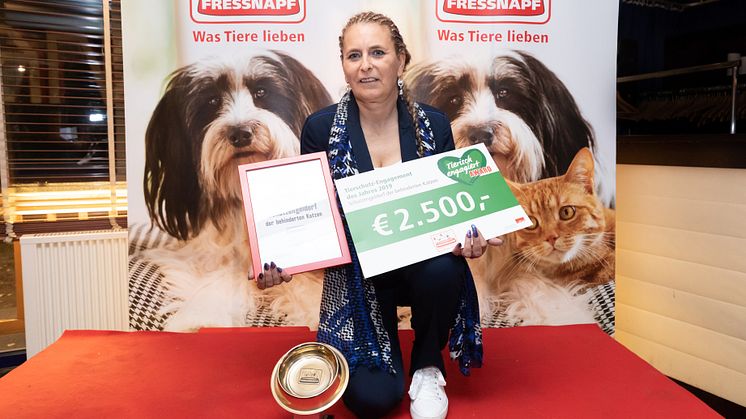 Renate Riedel von Schutzengeldorf der Behinderten Katzen erhält den goldenen Fressnapf 