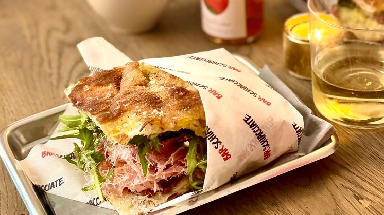 Bar Schiacciate med Andreas Rosenstam och Christopher Åström i spetsen (https://lnkd.in/dezUBCKf) öppnar upp ytterligare en enhet i Stockholm på Mäster Samuelsgatan 42. 