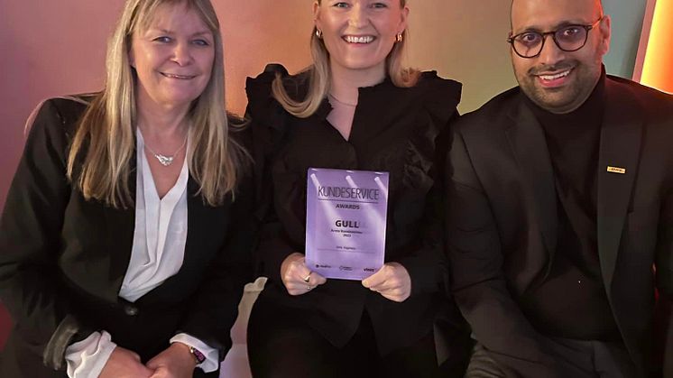 Nina Bjørlo, Margrethe Bårdsen og Junaid Riaz fra DHL Express kundeservice med den fine utmerkelsen!