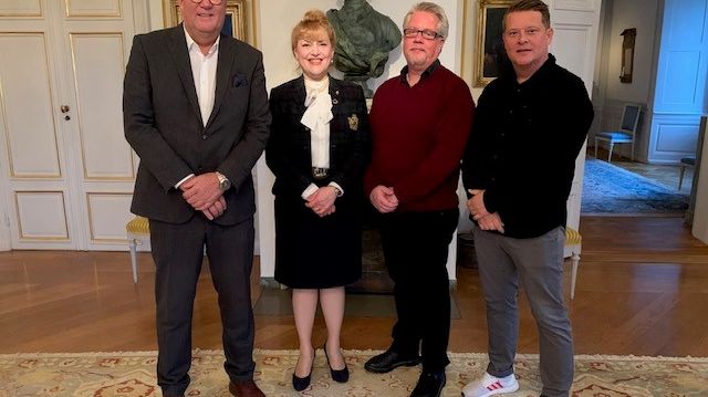 Mikael Källqvist från Mimer och Landshövdning Minoo Aktharzand med vinnarna Mikael och Peder Eneroth, båda från FlexiClean.