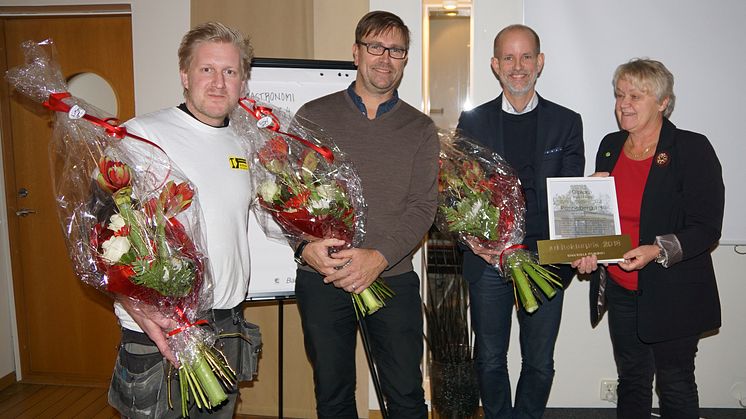 Fredrik Dahlqvist från Sunningens Bygg, Stefan Rupert från Inobi arkitekter och Per Brattberg ägare till fastigheten Ranneberg 1:48 tog emot arkitekturpriset av Gunilla Magnusson, samhällsbyggnadsnämndens ordförande.