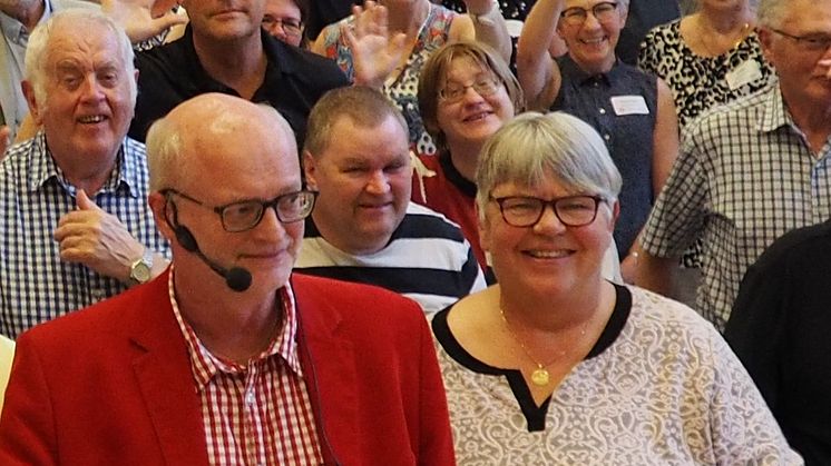 Förbundsordförande Thomas Jansson och Lillemor Holgersson med deltagare på FUB:s förbundsstämma 2017