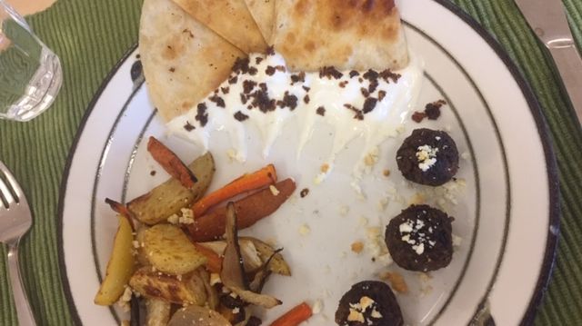Feta-_och_champinjon-bollar_med_ungsrostade_rotfrukter+Fa╠êladsga╠èrden_05c.jpg