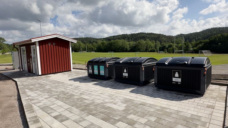 Servicehus med toaletter och avfallskärl.jpg