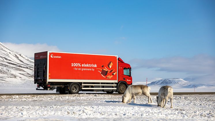 HARDFØR: El-lastebilen fra Scania har vist seg å være nesten like hardfør som Svalbardreinen. 30 minusgrader og mye vind har ikke vært noe problem for Posten og Bring i Longyearbyen. ALLE FOTO: Tore Hole Oksnes/Posten