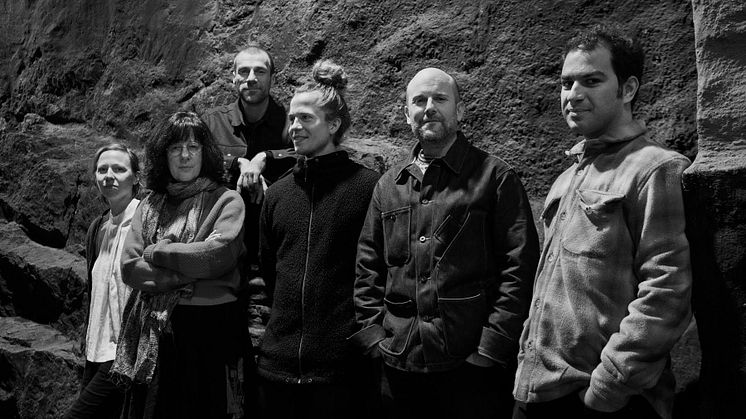 VÖ är en grupp som startades i mars 2021, bestående av musikerna Anna Högberg, Eva Lindal, Alex Zethson, Leo Svensson, Johan Berthling och Giannis Arapis.