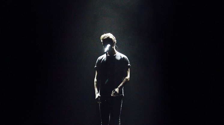 Oscar Zia  släpper en lyric video till Human som han tävlar med i finalen av Melodifestivalen