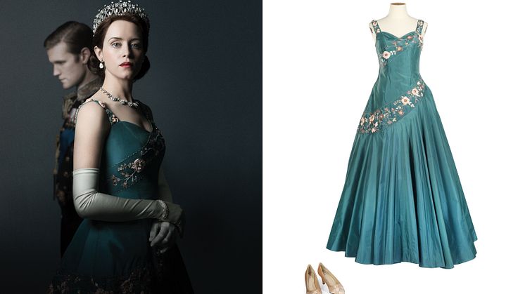 Claire Foy (som Dronning Elizabeth 2. af Storbritannien): Hellang balkjole i blågrøn som vist på reklameplakaten (© Netflix 2020, Inc.) og sko i sartgylden satin med spidse hæle.