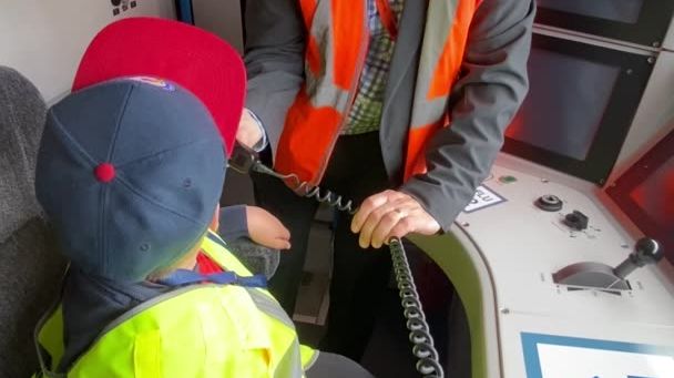 Alfie_makes_announcement_on_Thameslink_train.mov