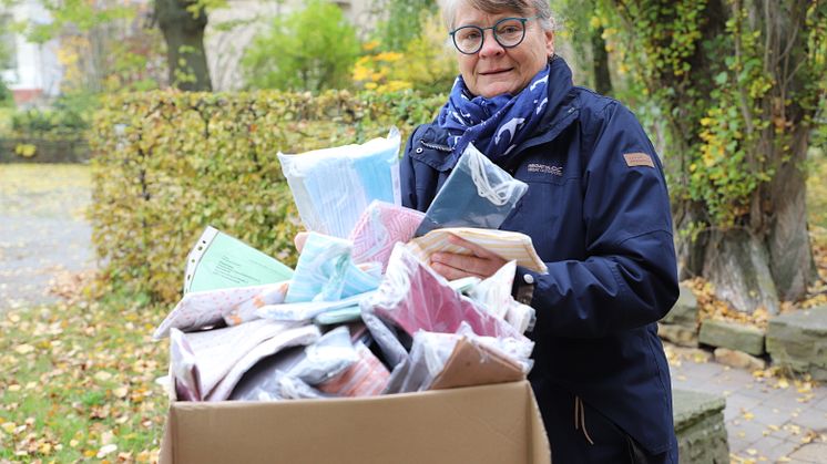 Freude über die großzügige Spende des Zonta Clubs aus Hanau: Christel Diebel hat das Paket mit 700 Alltagsmasken in Empfang genommen.