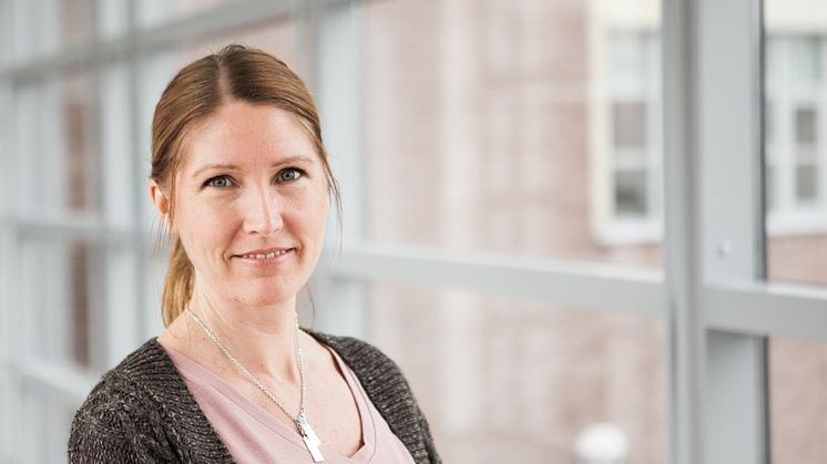 Sofie Lundström arbetar som universitetsadjunkt på Högskolan Väst där hon främst undervisar inom psykiatrisk omvårdnad på specialistsjuksköterskeprogrammet. 