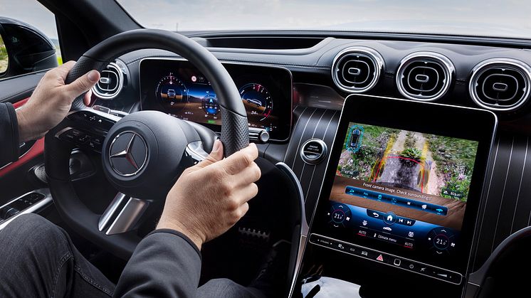 Mercedes-Benz GLC (2022) med "Transparent motorhuv"