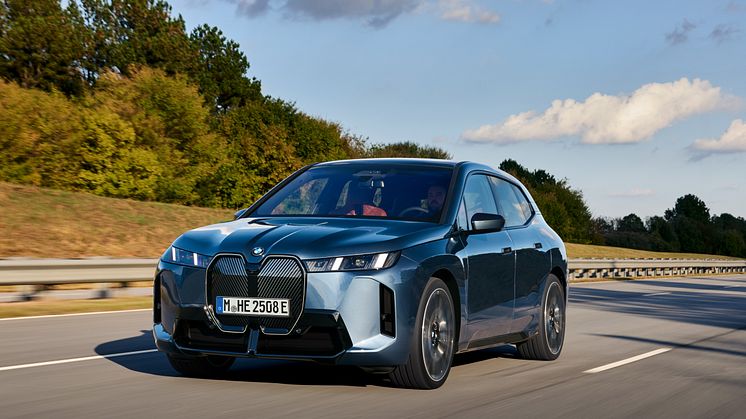 BMW iX xDrive60 i farven Arctic Race Blue