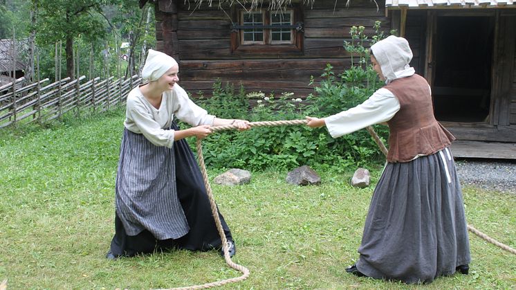 Dragkamp utanför bergsmansgården på Vallby Friluftsmuseum