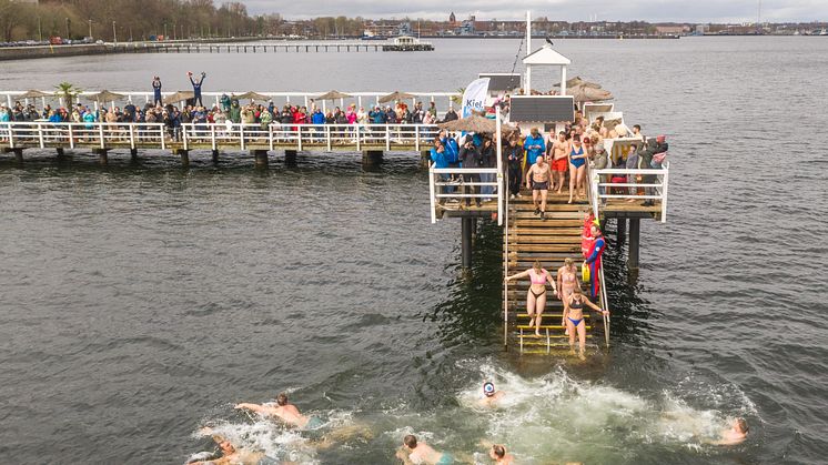 Mutige Kieler*innen wagen den ersten Sprung in die Kieler Förde