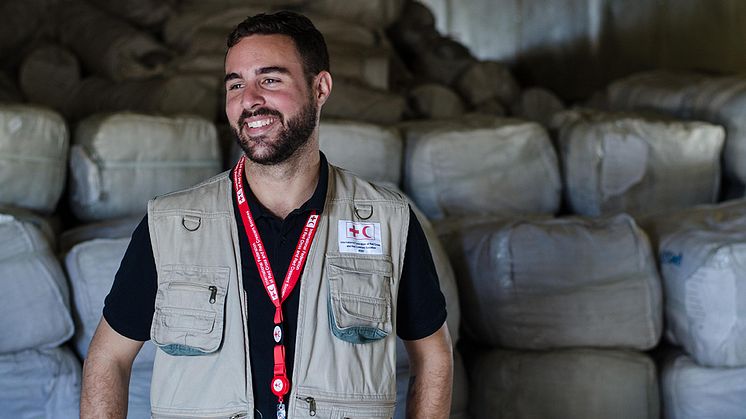 Årets alumn Jamie LeSueur, 33, är en av tre globala chefer för katastrofinsatser vid Internationella rödakors- och rödahalvmånefederationen. Han kommer ursprungligen från Kanada men har just nu sin bas i Turkiet. Foto: Corrie Butler/IFRC