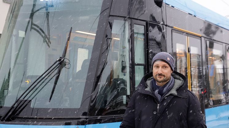 Kronprinsen besøker ansatte i Sporveien, på Holtet trikkebase, og får fremvist en av Oslos nye trikker