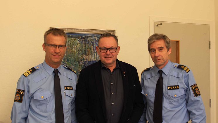 Gert Jonnson tillsammans med representanter från polisen.