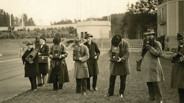 Pressfotografer vid ett idrottsevenemang på Slottsskogsvallen. 
