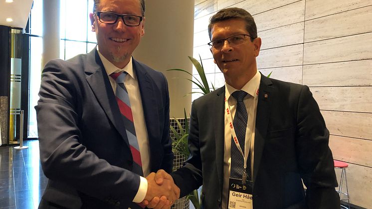 High-res image - Kongsberg - Remi Eriksen, Group President and CEO of DNV GL with KONGSBERG President and CEO Geir Håøy 