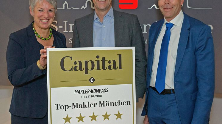 Stefan Hattenkofer (Mitte), Vorstandsmitglied der Stadtsparkasse München, freut sich zusammen mit den stv. Geschäftsführern des SIS, Dr. Gabriele Scheberan-Klinger (li.) und Marcus Widrich über die Auszeichnung als einer der besten Makler Münchens.