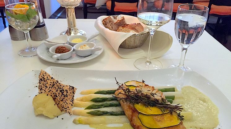 Asparges serveres med schnitzel