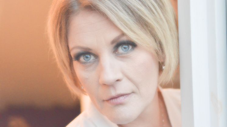 I vår debuterar Åsa Bonelli med den gränsöverskridande relationsromanen "Stanna innan du går"