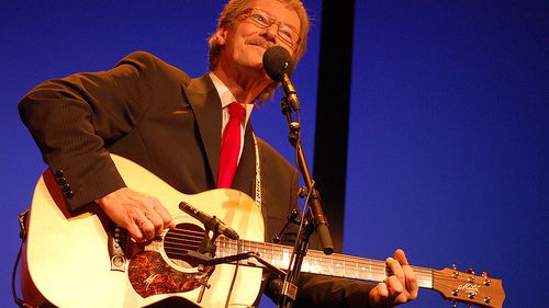 ​Øystein Sunde mottar St. Olavs Orden på jubileumsforestillingen for Vidar Sandbeck 100 år. Foto: Stig Ove Voll, CC BY-SA 3.0