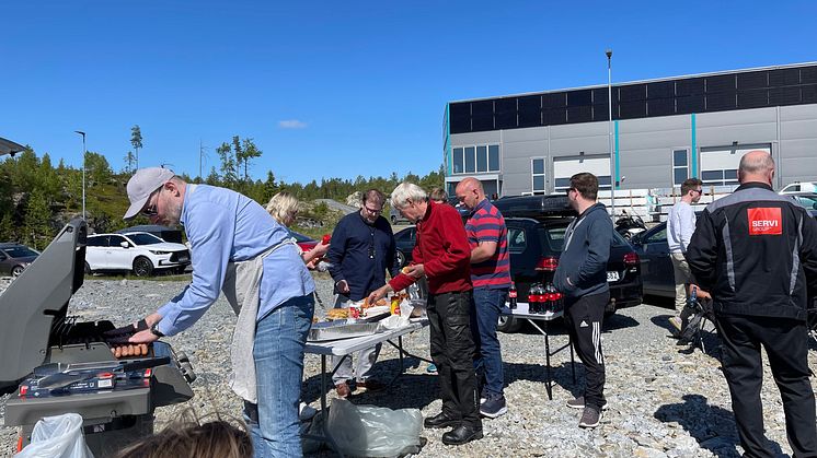 Produksjonssjef Remi med full kontroll på grillen