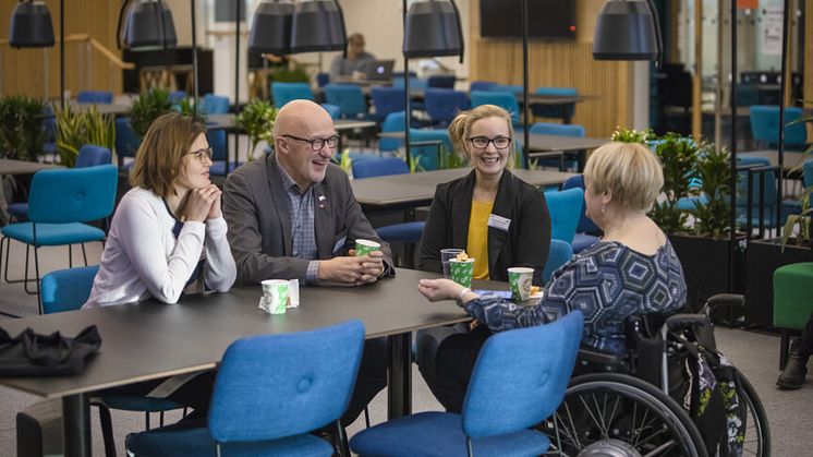 A new study show that workplaces with more opportunities for forming social ties to higher-educated co-workers raises the likelihood of upward wage mobility. Photo: Mattias Pettersson.