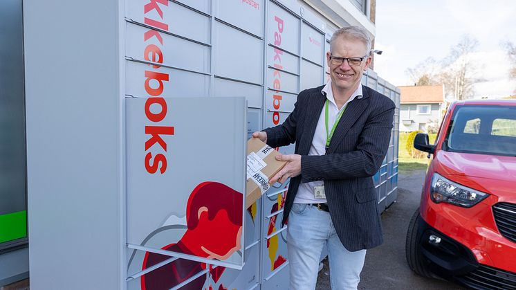 NUMMER 2.000: Distriktssjef Ronny Karlsen fikk æren av å åpne og hente den aller første pakken fra Pakkeboks nummer 2.000, som er plassert på Hjemseng på Nøtterøy. Foto: Posten