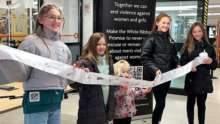 Passengers making the White Ribbon Promise at Birmingham Snow Hill station on Saturday 25 November