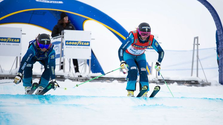 Världsettan Anna Holmlund jagas av den unge Erik Mobärg vid träning på Idre Fjäll. I januari satsar de båda på ädla valörer men i olika klasser vid SM i Bollnäs. Foto: William Falk.