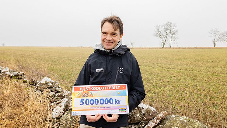 Niclas Lignell, fågelskyddssamordnare på BirdLife Sverige, med årets tilldelade stöd på 5 miljoner kronor.