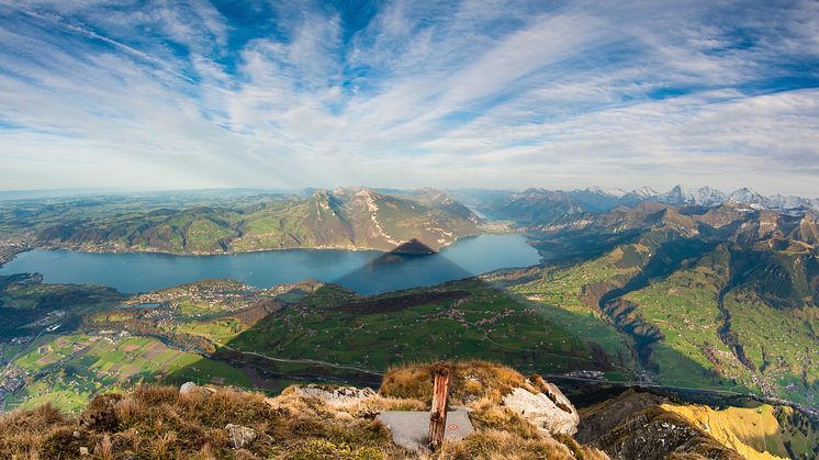Panoramasicht vom Berghaus Niesen Kulm mit Pyramide 