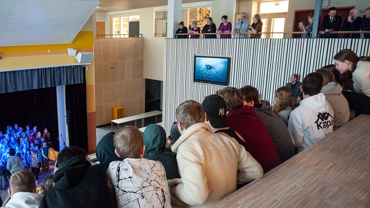 Fra den offisielle åpningen av skolen, barnekoret til venstre, verket Aedes Aegypti av Pedro Neves Marques til høyre.