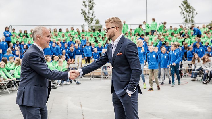 Kunnskapsminister Jan Tore Sanner ønsker at elevene ved WANG Ung skal få oppleve å få både medaljer og klemmer. Til høyre rektor Thomas O. Fjeldstad.