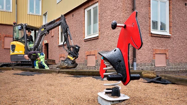 Volvo ECR25 Electric i arbete på innergård
