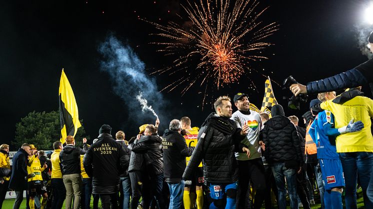 Firandet på Strandvallen 28 oktober när MAIF tog sig upp i Allsvenskan. foto: André Julinder