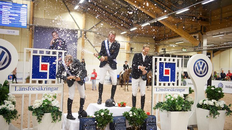 Vinnaren Peder Fredricson bjuder sina motståndare på en champagnedusch. Foto: Haide Westring