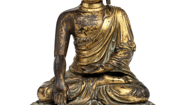 Buddha siddende på lotustrone. Kangxi 1662-1722. Vægt 5920 gr. H. 27 cm. 