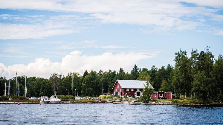 Populära Furuögrunds hamncafé lockar många besökare under sommarhalvåret. Foto: Visit Skellefteå