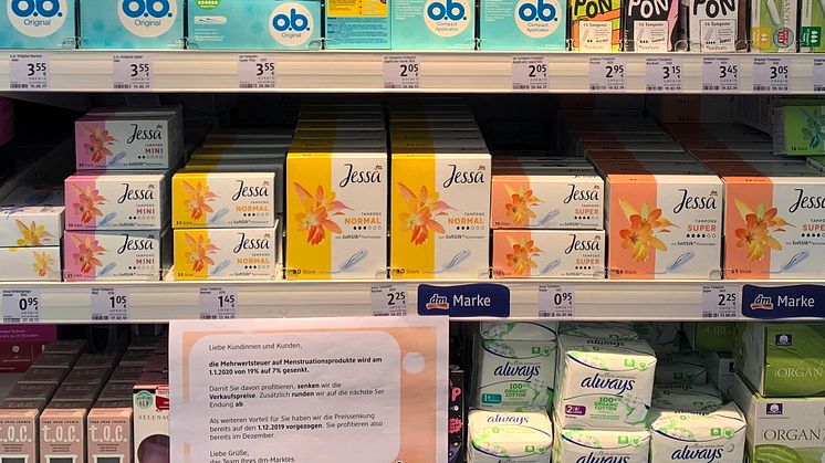Mehr als 90 Menstruationsprodukte sind ab sofort bei dm dauerhaft im Preis gesenkt 